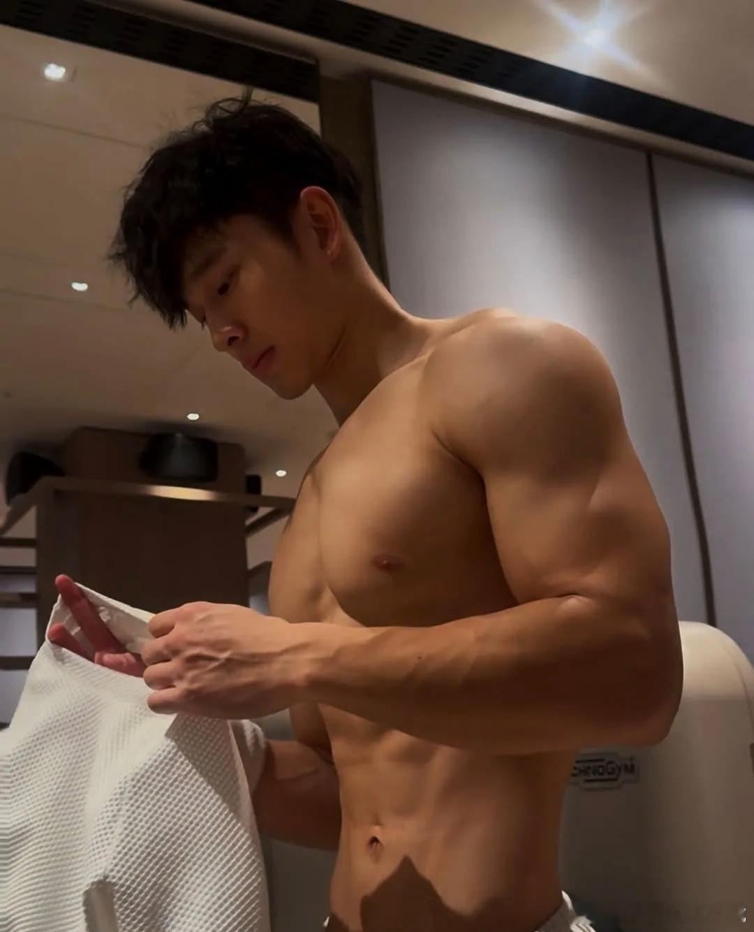 人这一生只需要三种爱好健身运动是人生必不可少的，生存和生活是两回事。加油吧少年。