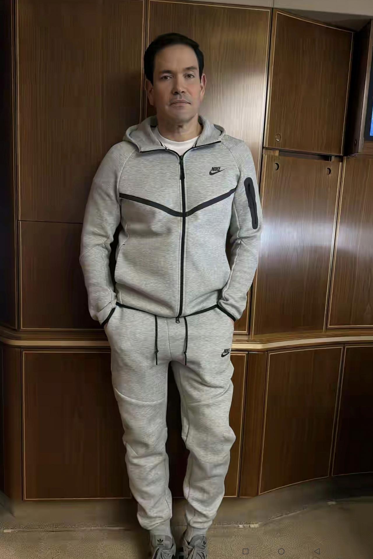 卢比奥登上“空军一号”来华访问前，专门穿这个品牌的运动服向全球展示，这样的广告效
