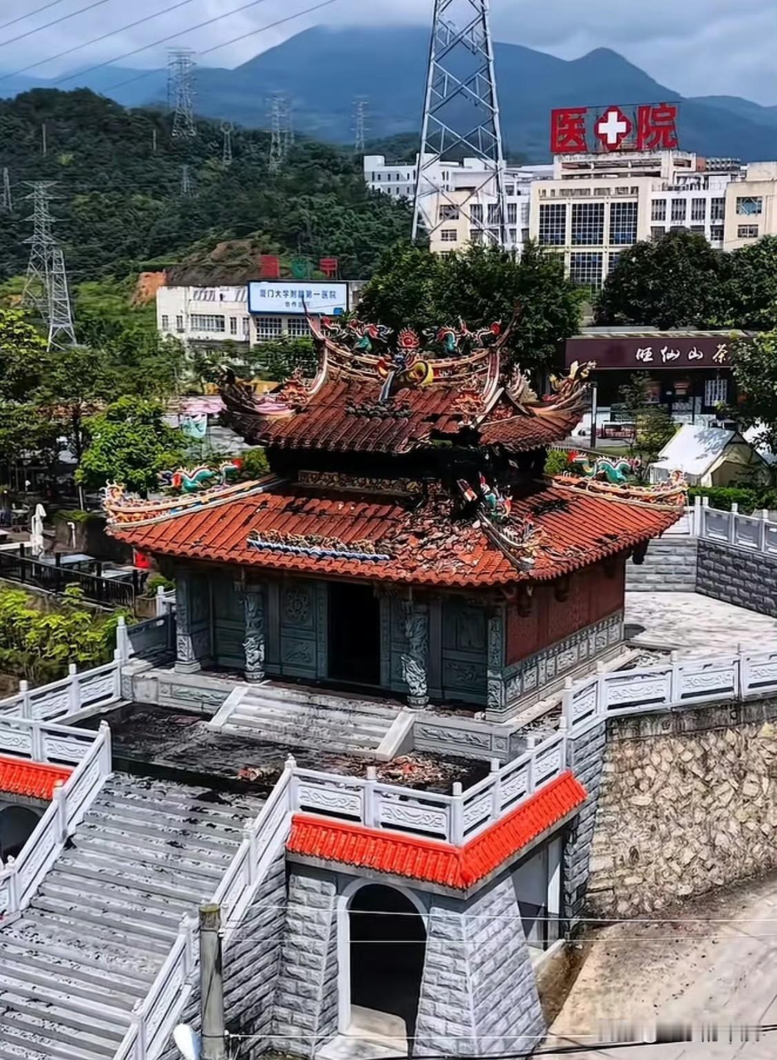 福建安溪龙须殿被雷劈这事可太火了。科学解释是事发当晚强对流雷暴，龙须殿地处高地，