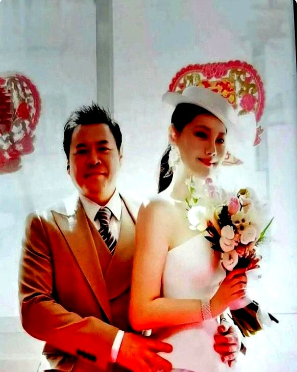 据说，意识清醒的时候，她最惦记的竟然是那条白裙子。手指颤抖着，想摸，又够不着。秋