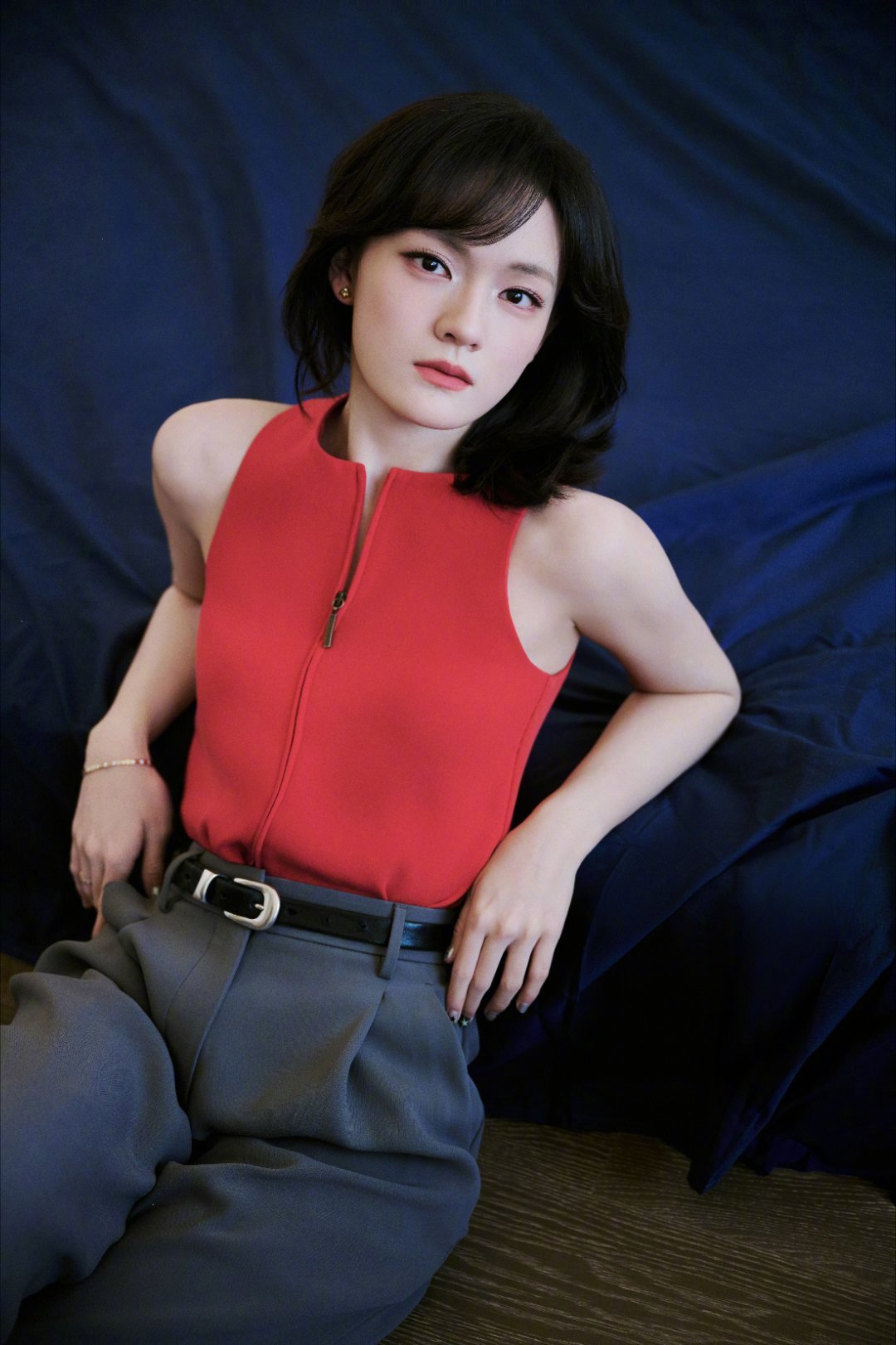 摄影师是多喜欢文淇的眼睛谁能拒绝文淇这双会说话的眼睛！红色无袖上衣热烈张扬，冷