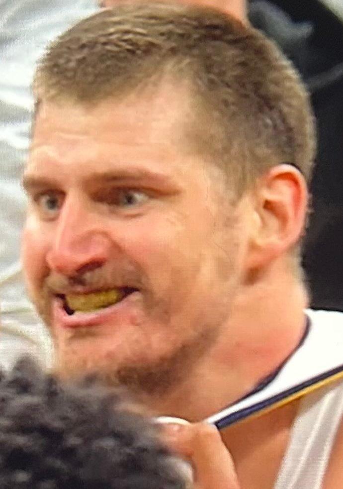 约基奇这表情，配上黄色牙套，简直大反派！[捂脸哭]不要看约基奇白白胖胖的，一副