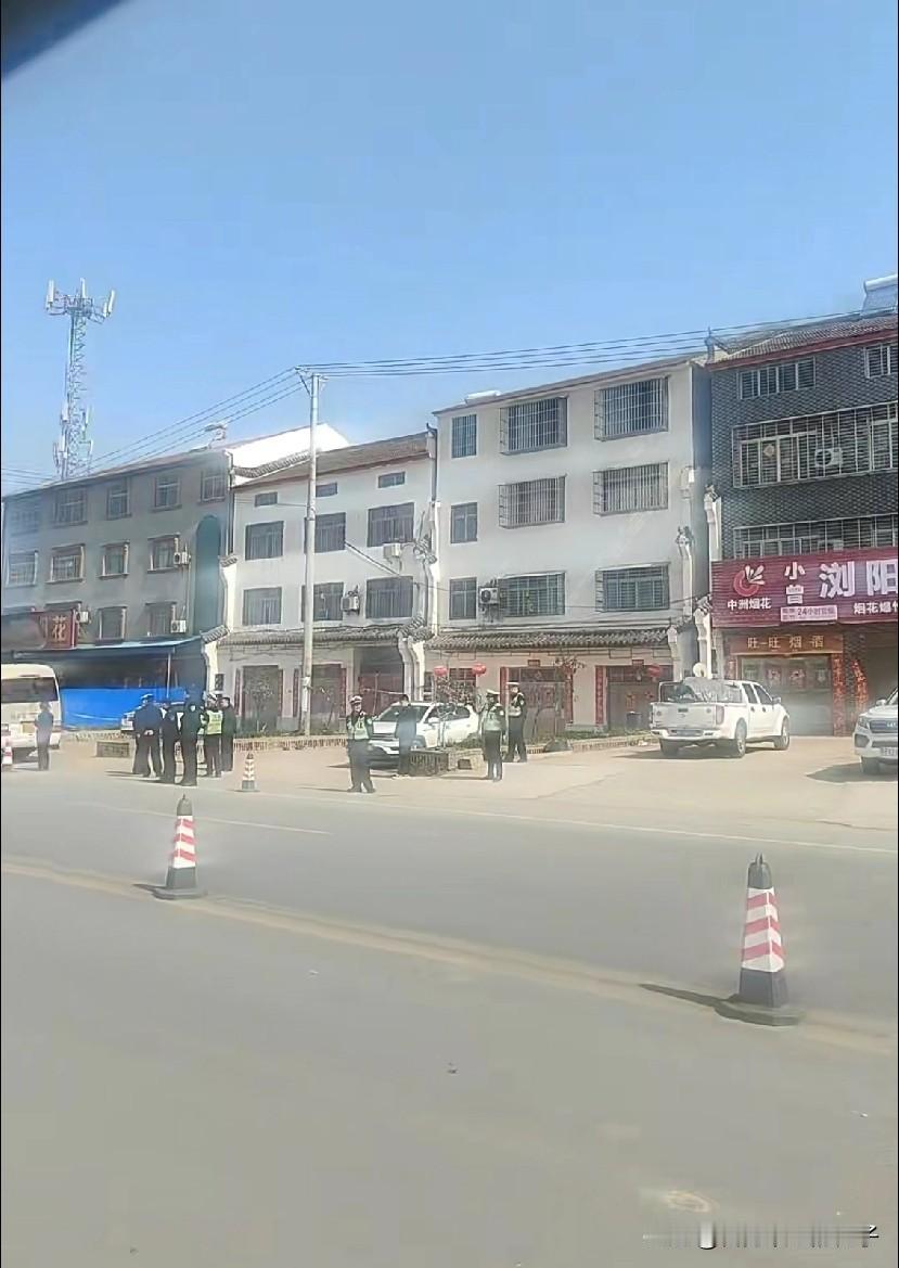 湖北宜城烟花店起火事件，才发现那家店的旁边，也有1家烟花专卖店，同样也是1楼卖烟