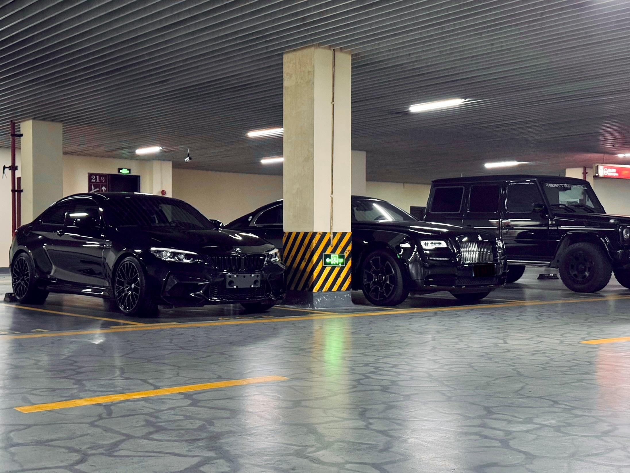大家买车，最喜欢什么颜色？我觉得黑色好看，不信你看​​​