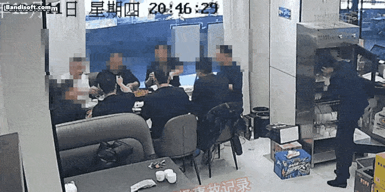 几个人正在吃饭，饭桌突然燃烧起来，看着真是太吓人了，几个人都不同程度的被烧伤了，