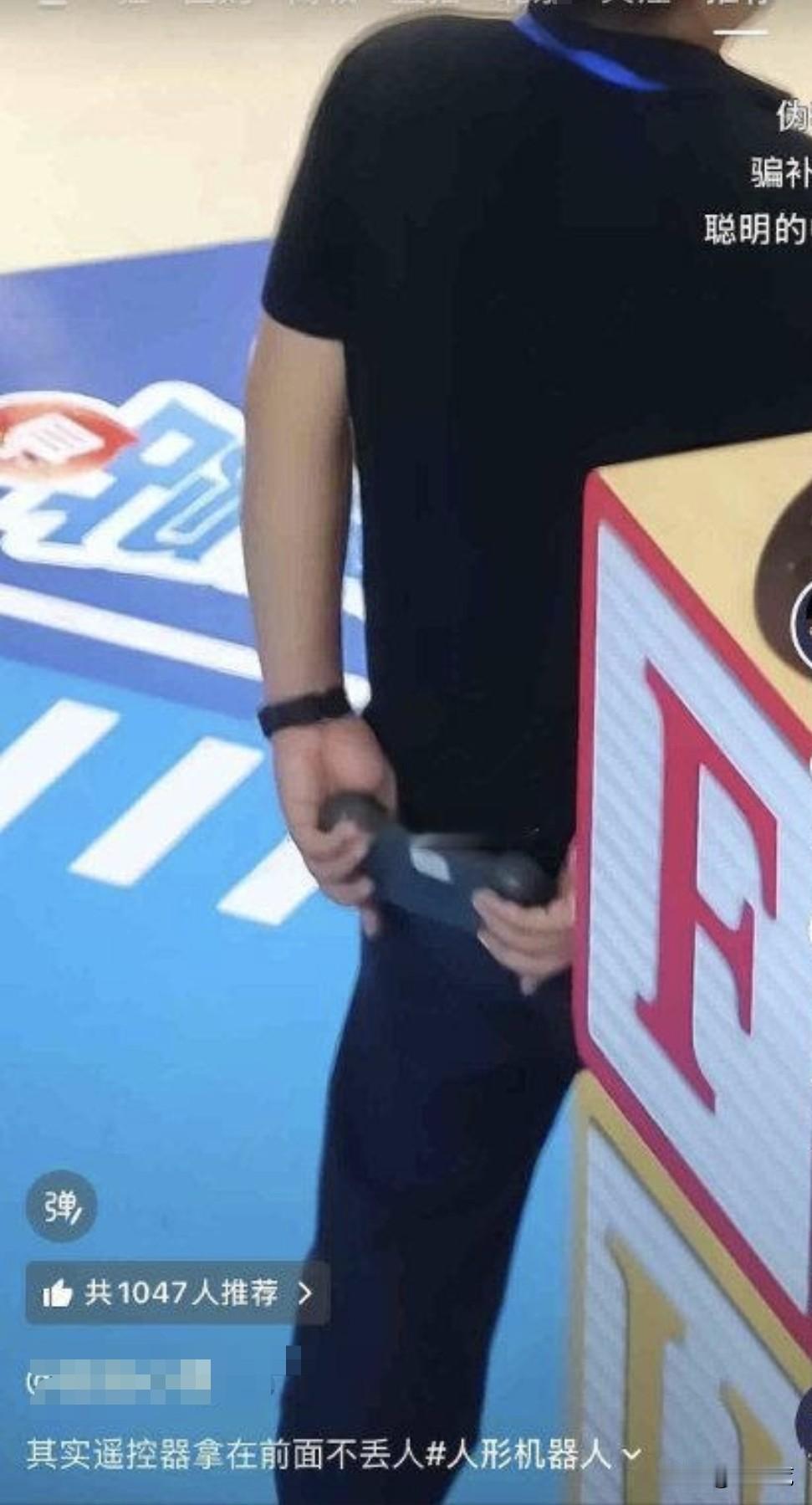 能放在屁股后面盲操？还以一个如此反人类的手型？你就说小时候打手柄游戏有没有用吧？