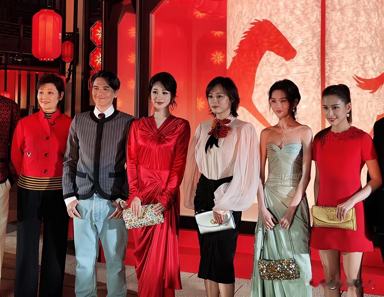 还是杨紫和孙俪有排面，作为品牌代言人稳居C位，就连赌王千金何超莲也只能靠边站。