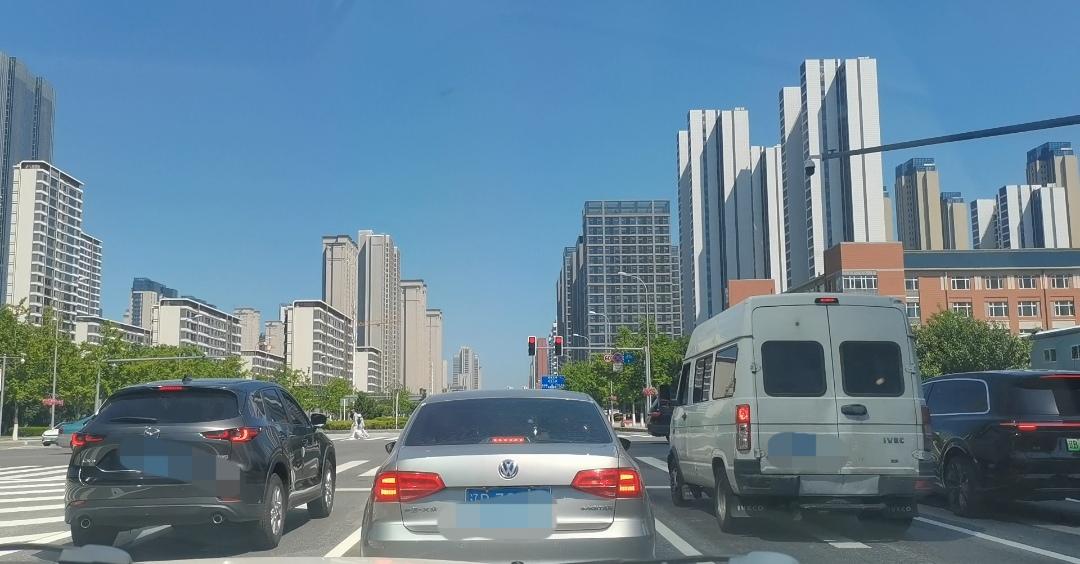 妈妈，我想给车库装修一下，你和爸爸去哪住行吗？这是处在夹层间的儿子，