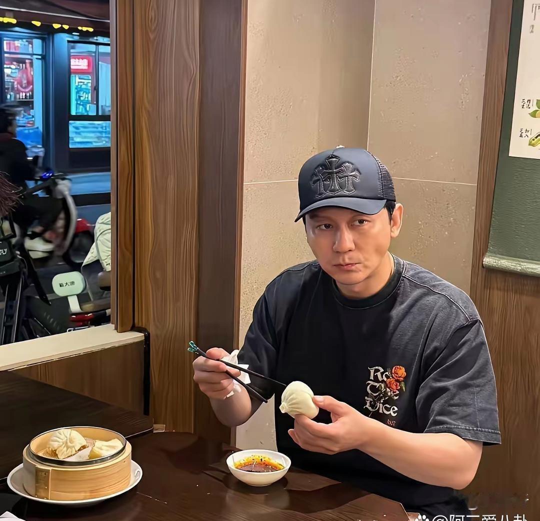 网友在上海偶遇李晨他正在埋头吃包子