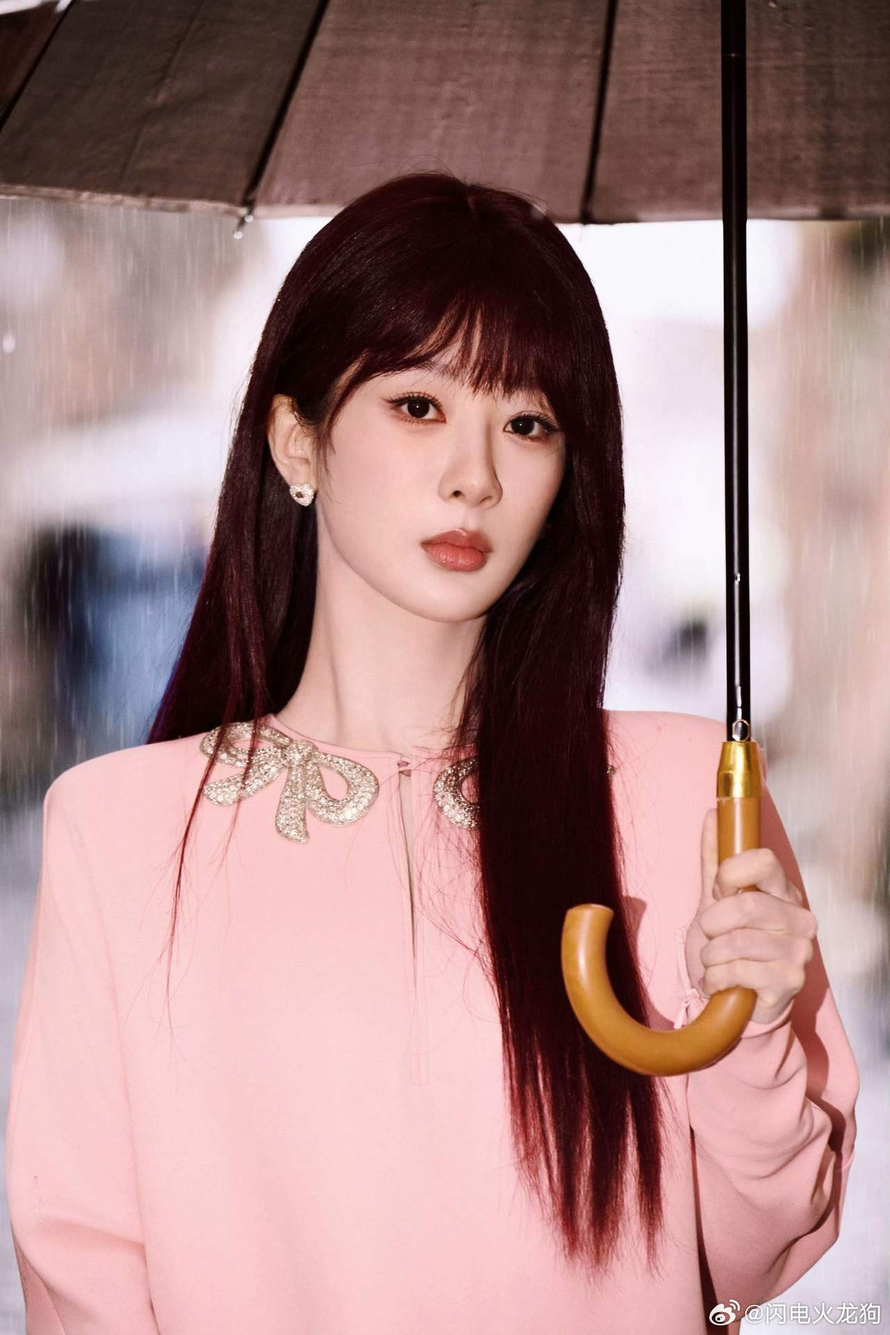 怎么评价杨紫G社生图摄影师这死亡光线，把酒窝拍成了面颊凹陷，一缕一缕的齐刘海好像