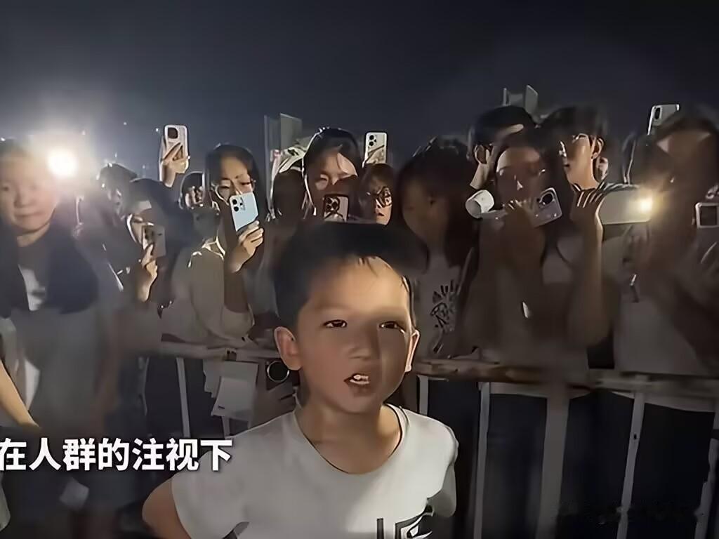 破防了！河南郑州，这个8岁男孩火了！他面对众多围观的大学生，勇敢的说出:“我妈妈