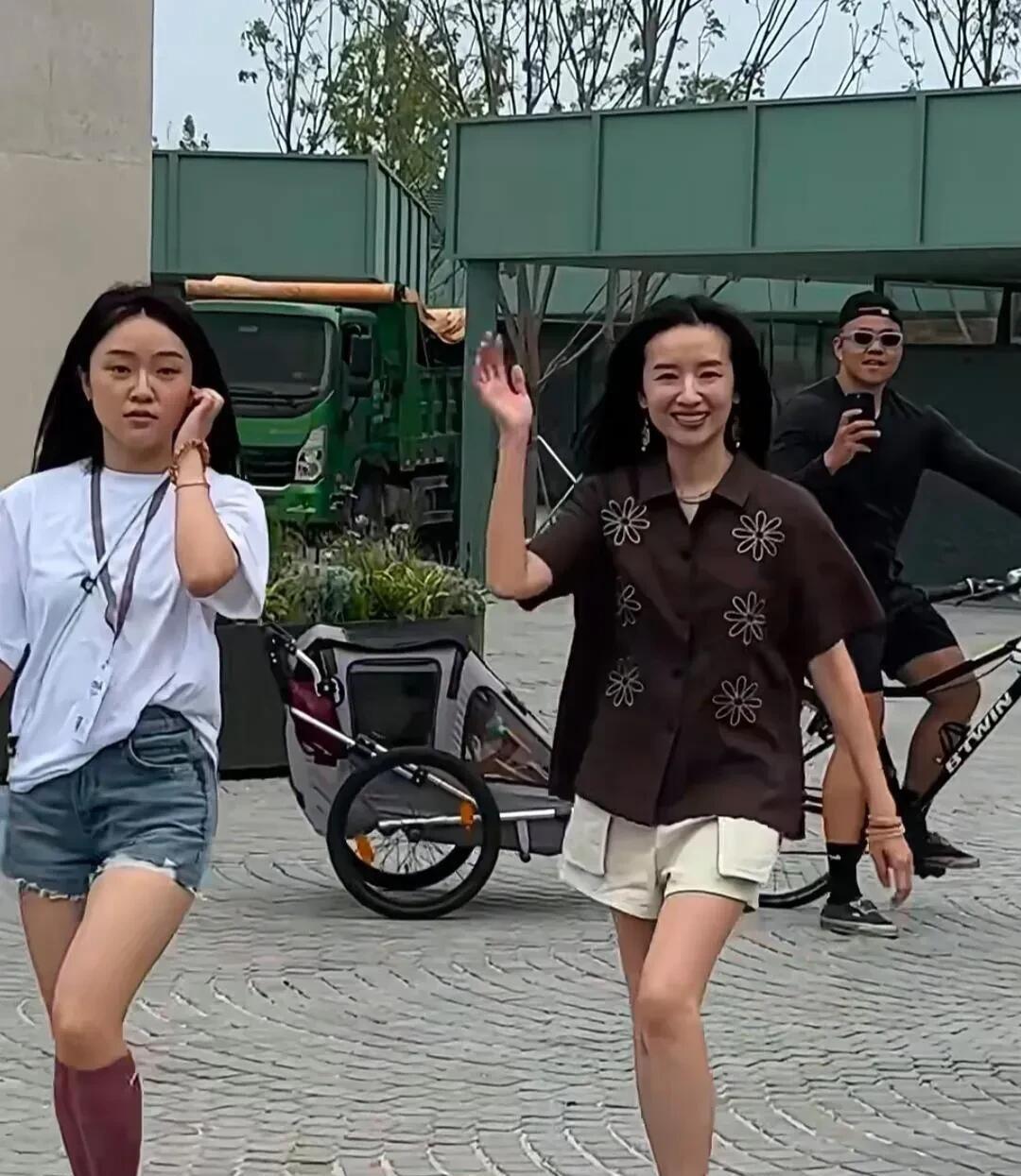 明星果然是不一样的，站在人群中美的发光，你能认出来她是谁吗？皮肤白皙，身材苗条，