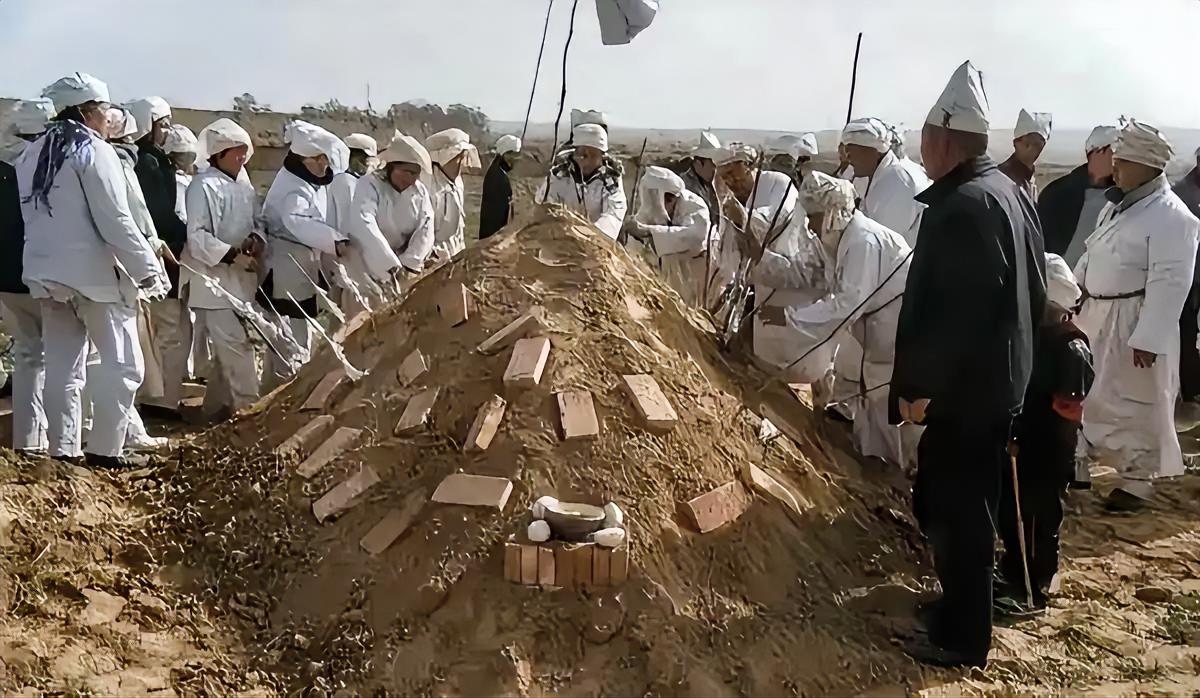 别再执着“入土为安”了！人死后的身体变化，远比你想的更“残酷”，所谓的安稳不过是