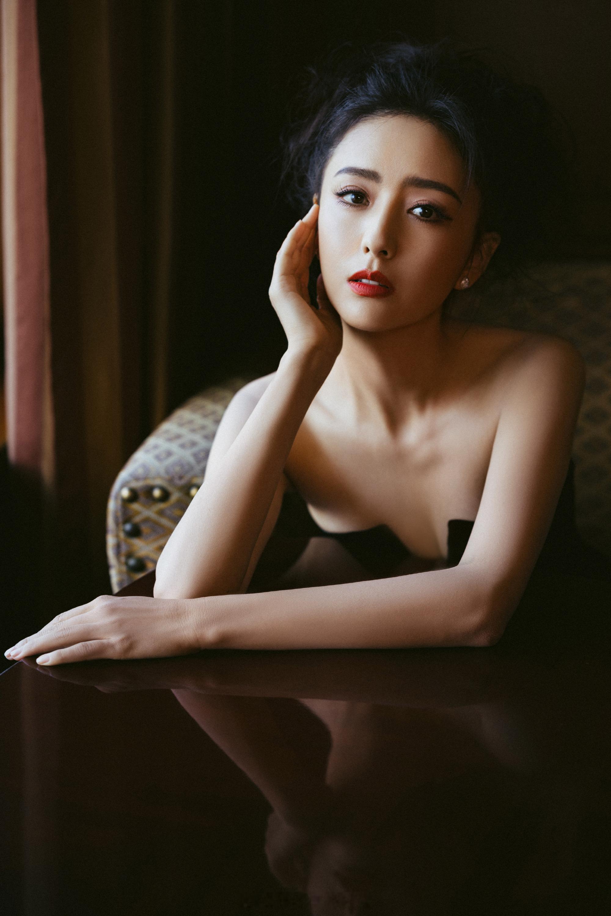 佟丽娅扎发红唇抹胸魅力在线