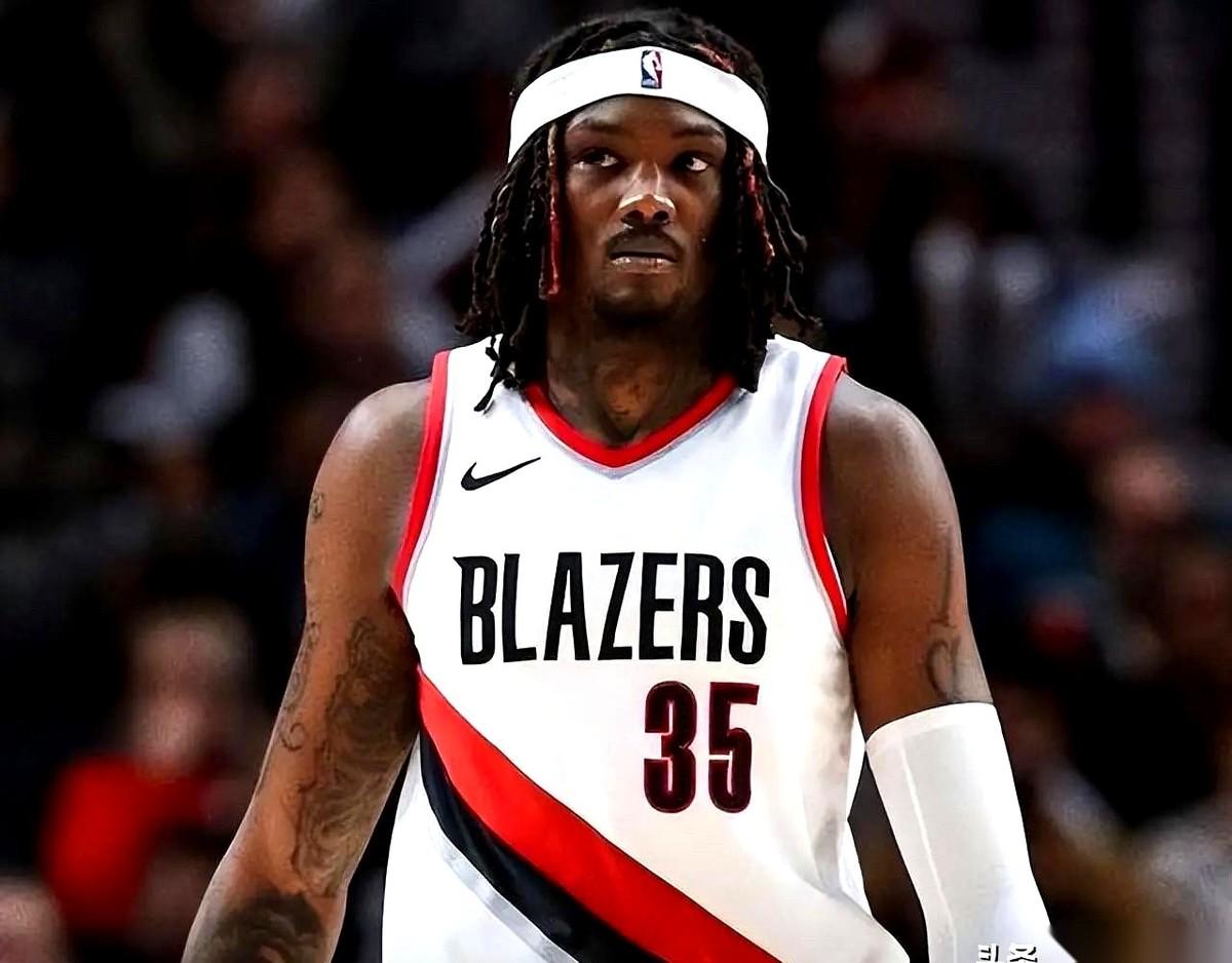 比赛一打完，我就去翻数据。别的没看，就盯着开拓者中锋那几栏看。心里咯噔一下。