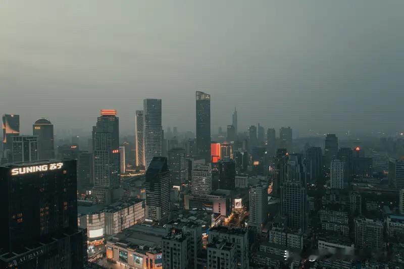对于普通人来说，房子买在哪个城市，基本上未来就定居在哪个城市了，能换城市的概率特
