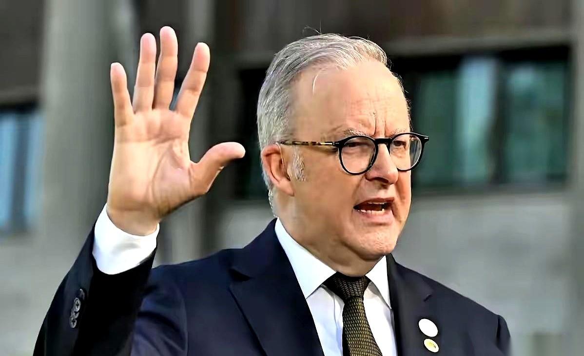 澳洲那边，刚还在嚷嚷着要动达尔文港，一转头，就把咱们跟格陵兰那个稀土项目给撕了。