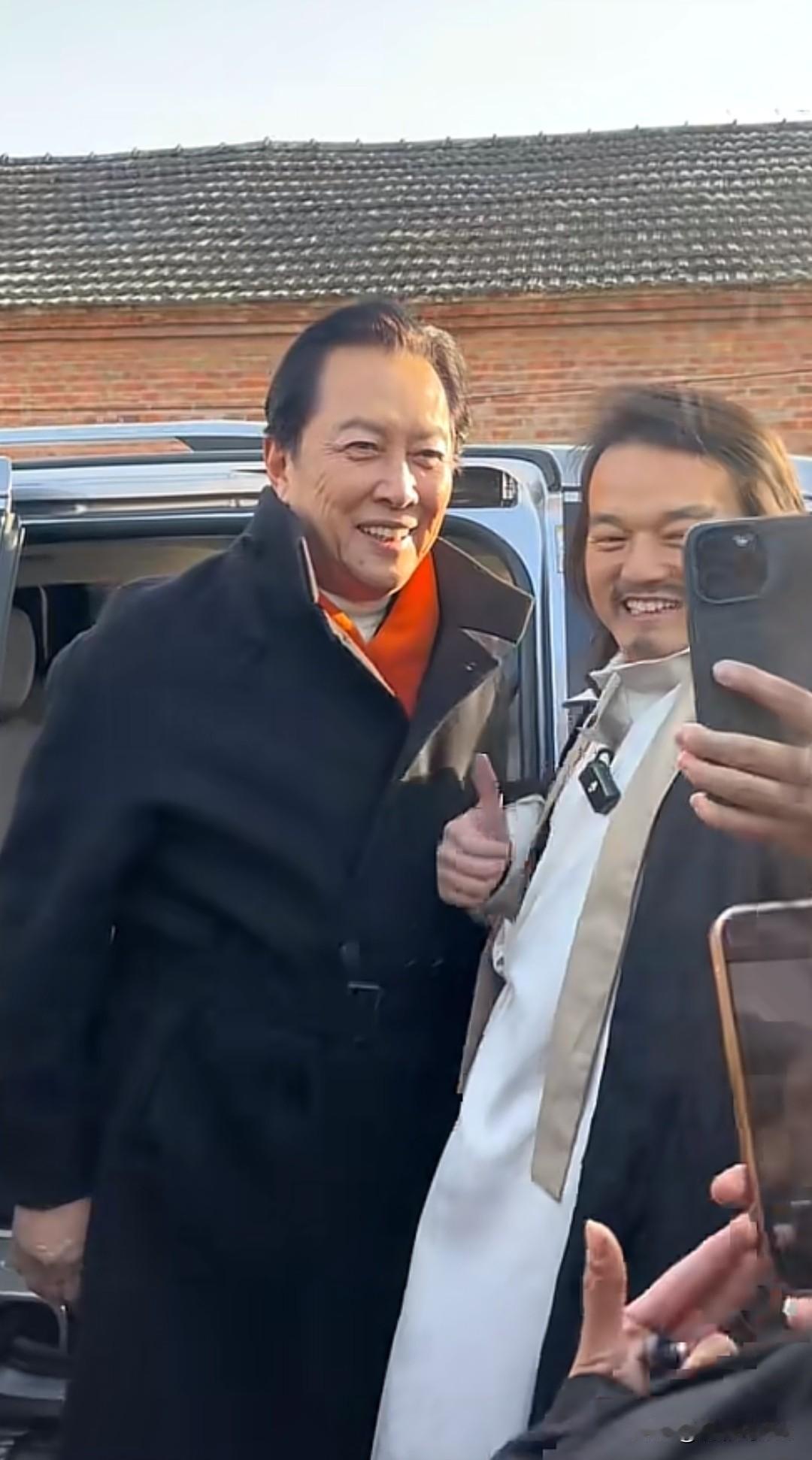 次元壁破了！唐国强探班阜阳“土味三国”，与鲍小光同框，却因村民拍肩变脸色唐国