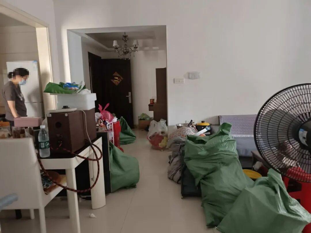 广东省中山市东区朗晴假日小区曝出一起极具争议的租房矛盾，引发全网热议。租客唐女士