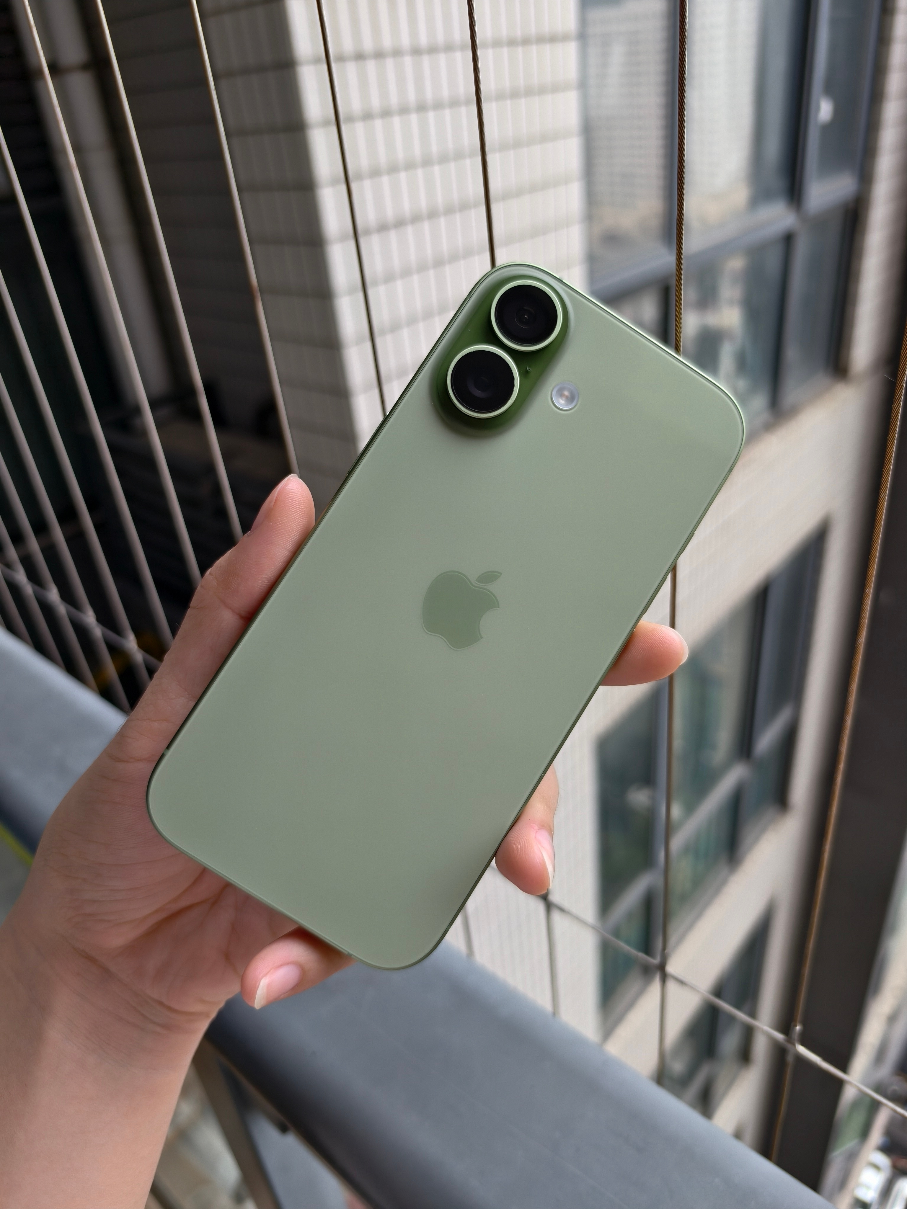 iPhone17会成为钉子户吗实机里pro的橙色居然是最好看的，银色那个背板看着