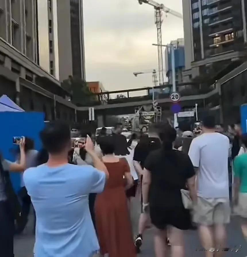 痛心！深圳21岁女孩跳楼轻生，躯体受损严重，警方通报，看完太扎心！这是一起令