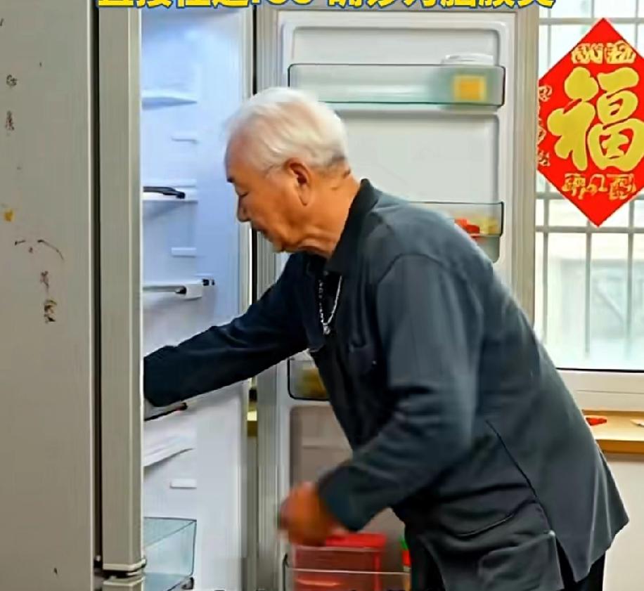 64岁大爷舍不得倒掉春节剩菜，放进冰箱后，接连吃了好几天，患上了脑膜炎，据三湘都