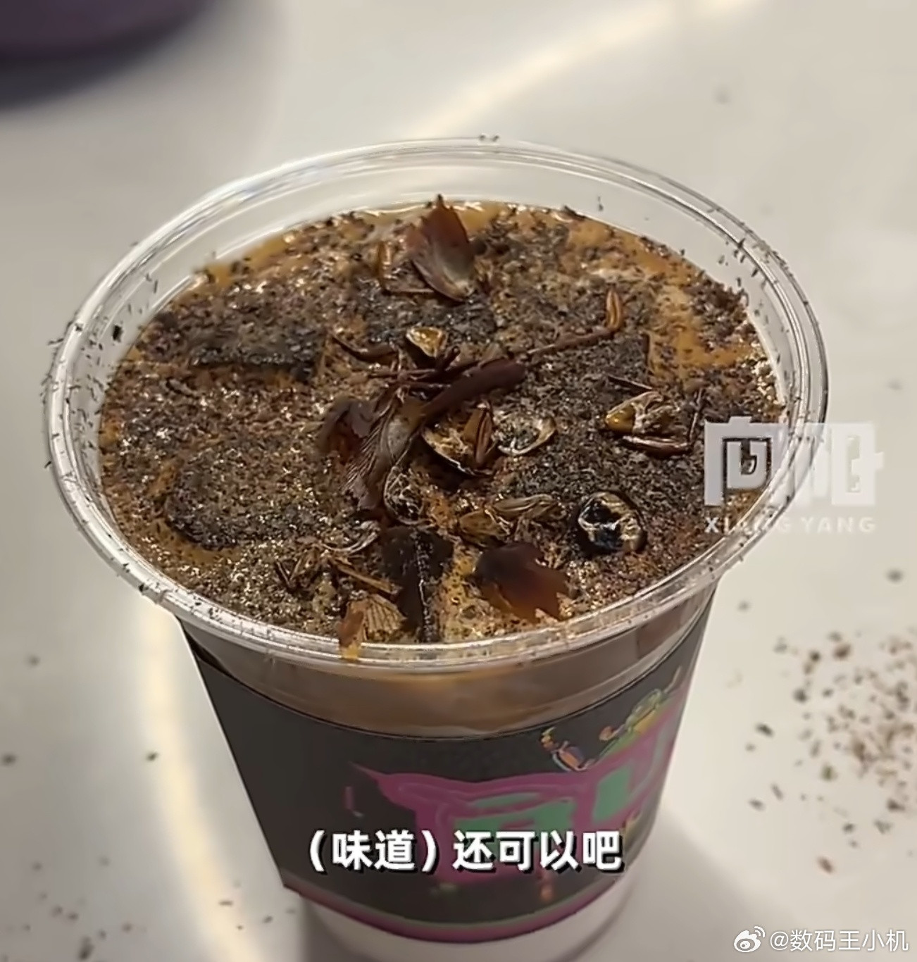 咖啡上撒蟑螂1杯40元好家伙，蟑螂和大麦虫我都是碰一下就会原地去世[笑着哭]，这谁