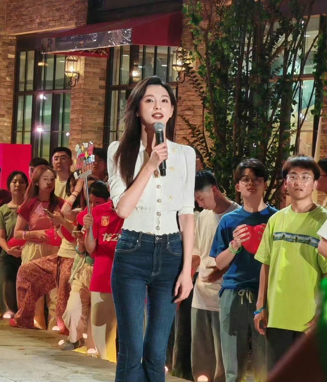 央视的美女主持人，在线下主持节目时，不开美颜和滤镜，也跟路人没有区别。估计很多人
