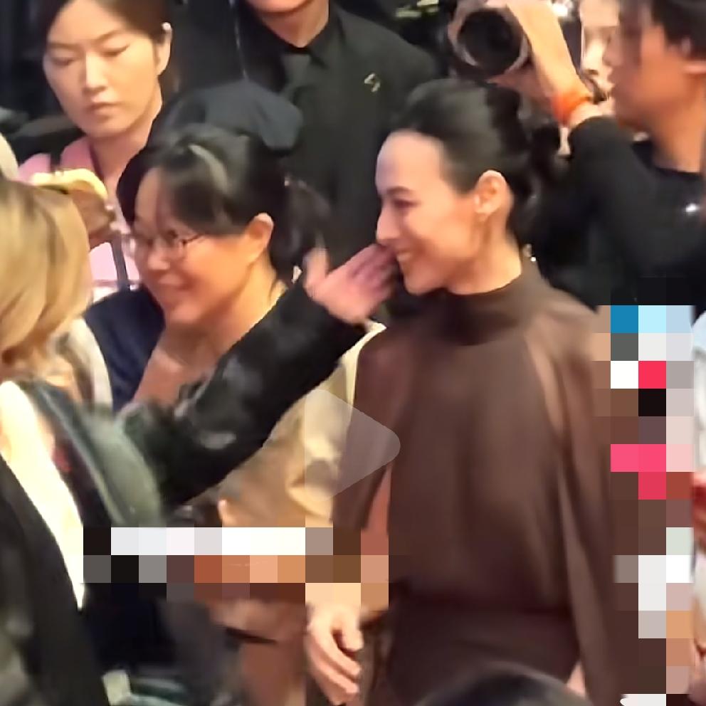 终于知道梁洛施选择马浴柯的原因了。上海国际电影节上，梁洛施遇见了大佬杨紫琼，