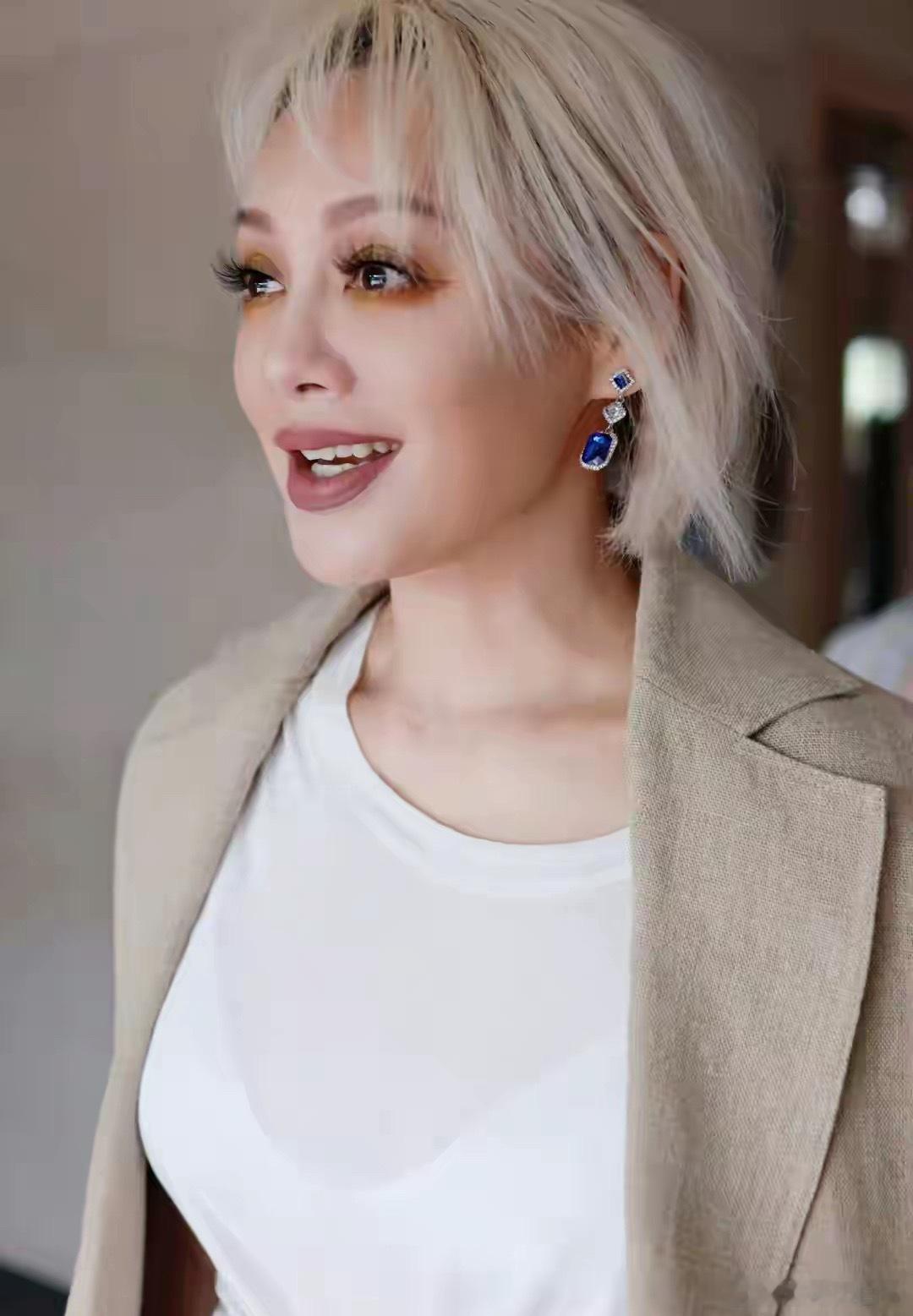 宁静五十多岁的人了这么多年就没什么变化，标准的浓颜大美女宁静​​​