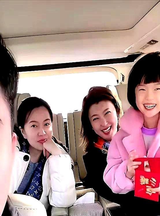 离婚14年，她仍给继女开家长会当年23岁的闫学晶嫁给带着8岁女儿的林越，没