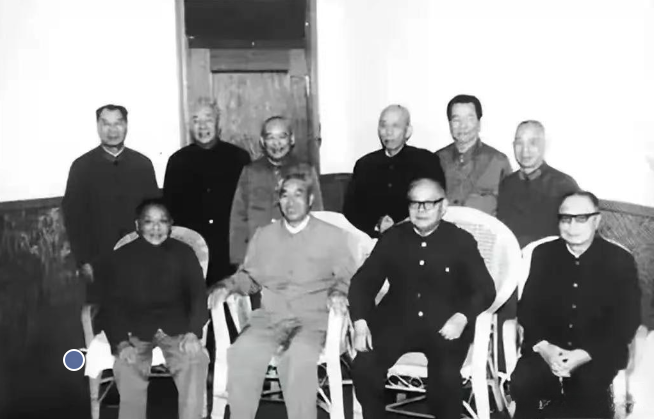 叶剑英元帅八十大寿，几位老战友前来家中祝贺，坐在前面的都是元帅级别的，粟裕大将谦