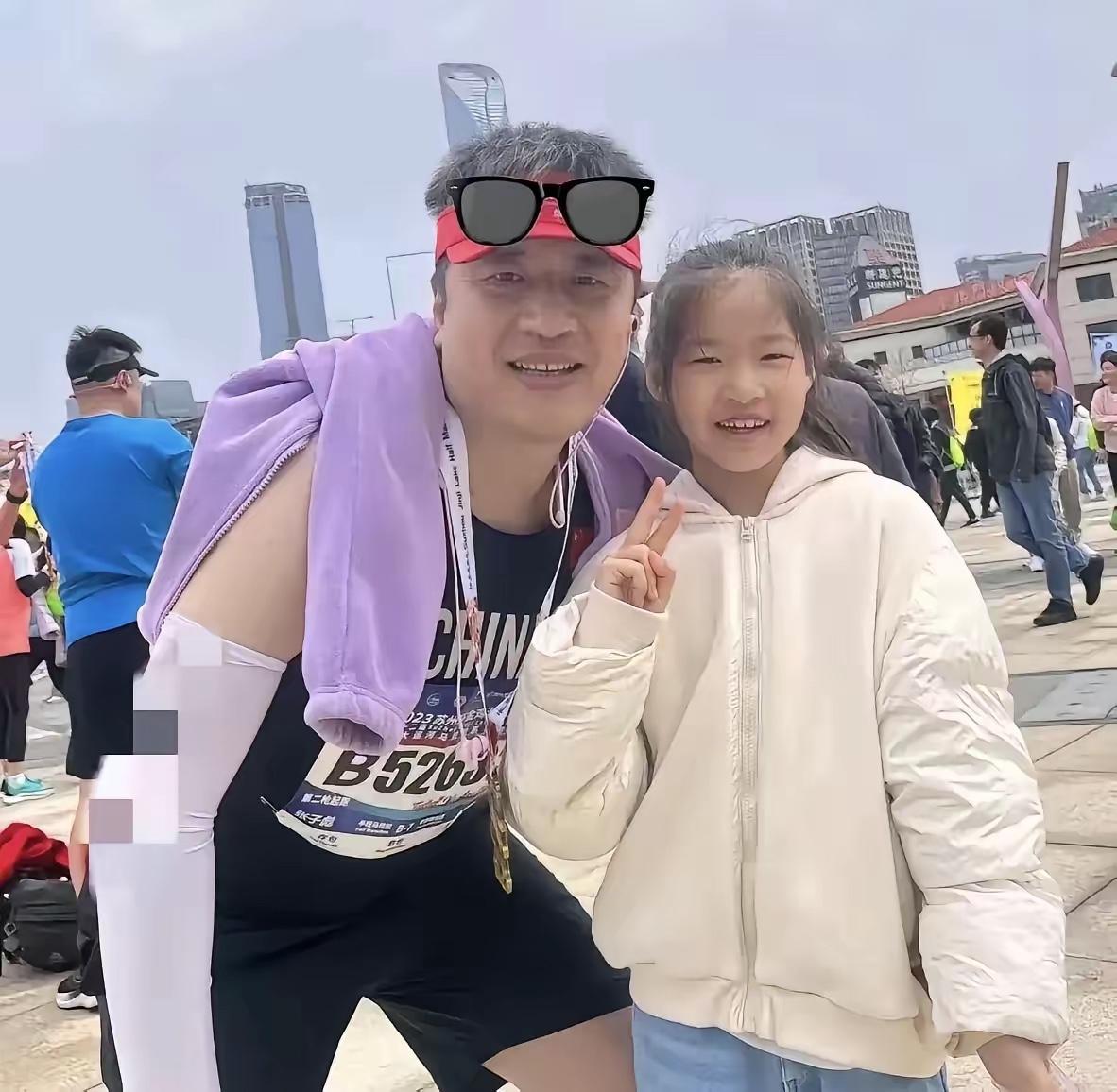 张雪峰女儿，没能见爸爸最后一面！女儿才上5年级，爸爸在跑步机上倒下的时候，她