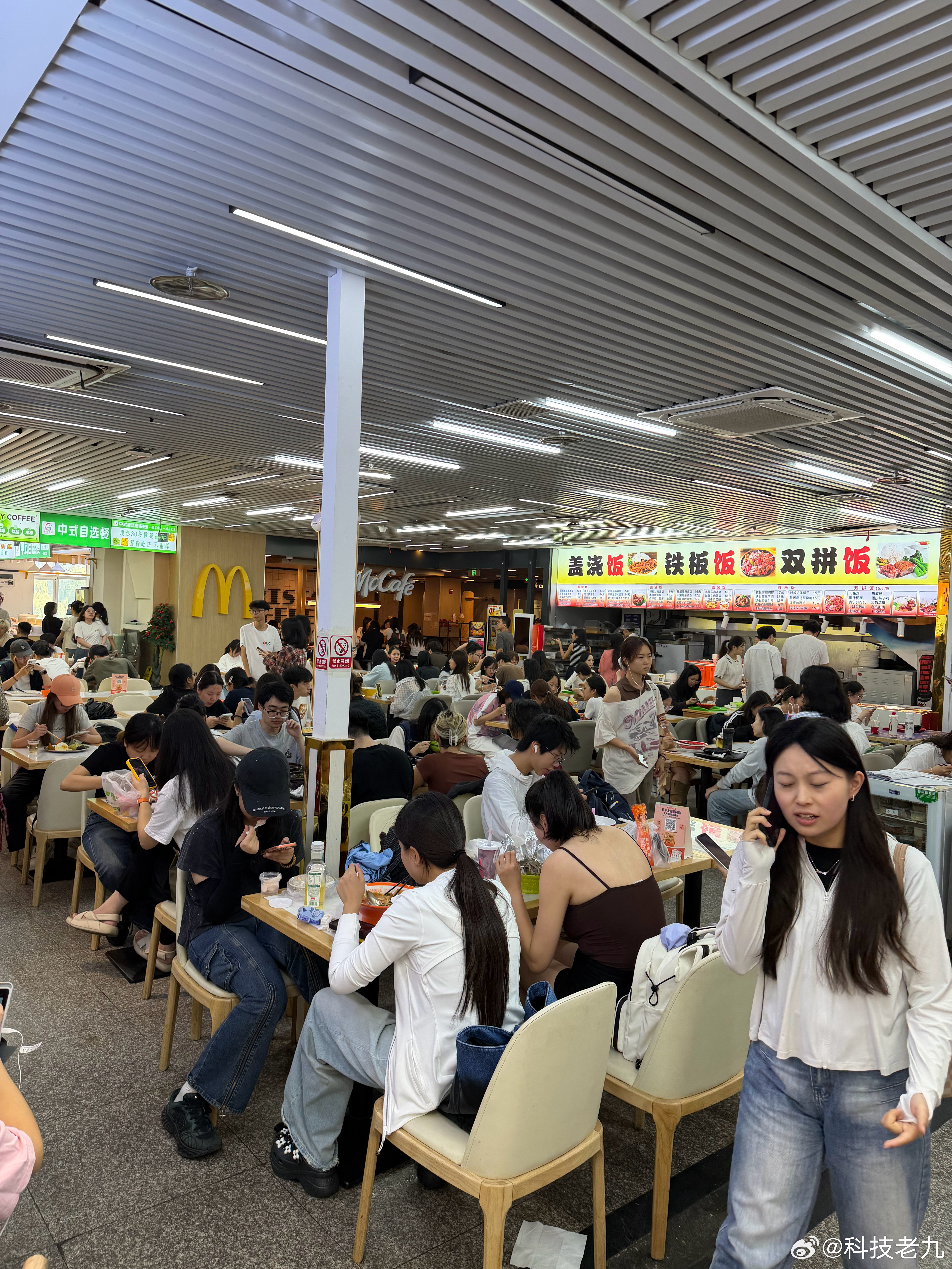 又到吃饭时间啦，热热闹闹，都是好吃的[大笑]​​​