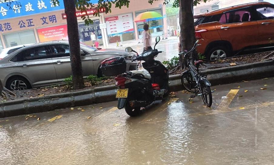 下场大雨才知道为啥南阳不发展西区了，对比城东和城南，虽然西北整体地势高些，但是老