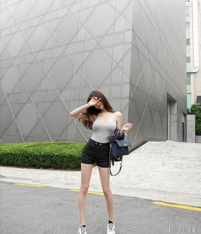 专家称判断肥胖关键要看腰围气质藏在细节里，腰围就是关键一环。女生一旦小腹隆起，整