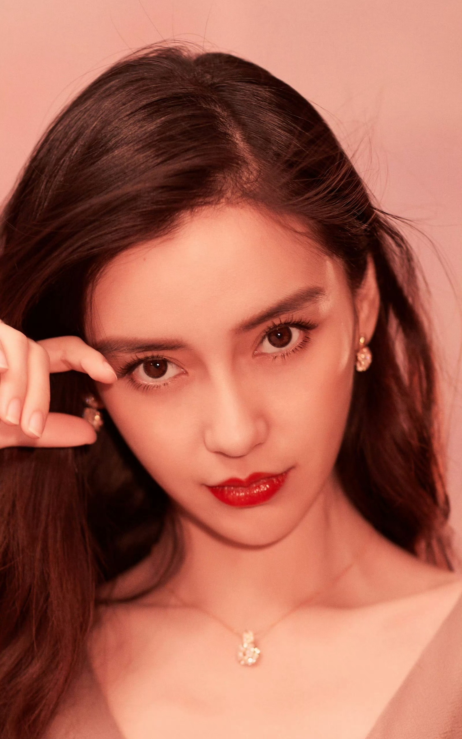 女星红唇对视盯根本受不了