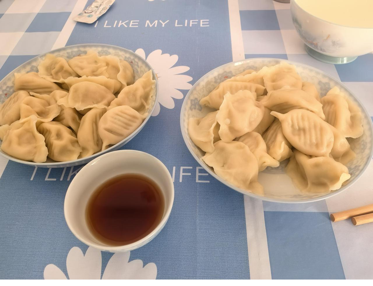 这我婆婆专门给我包的饺子。知道我在外面累的狗一样，今天特意包了饺子。中午一点多我