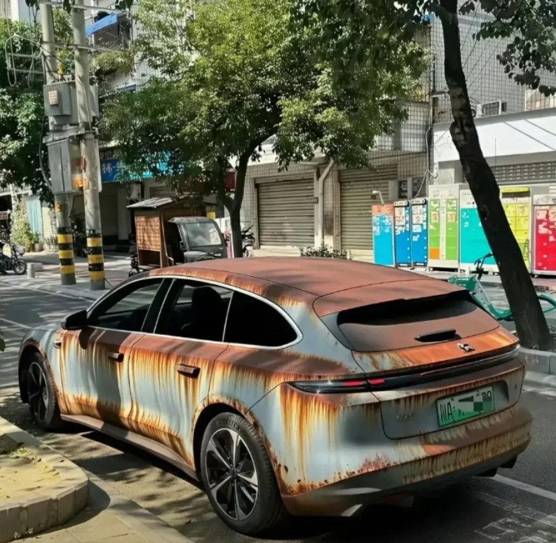 今天下班路上看到这辆蔚来ET5t把我吓一跳，还以为车主是去乌克兰打仗回来的呢，仔