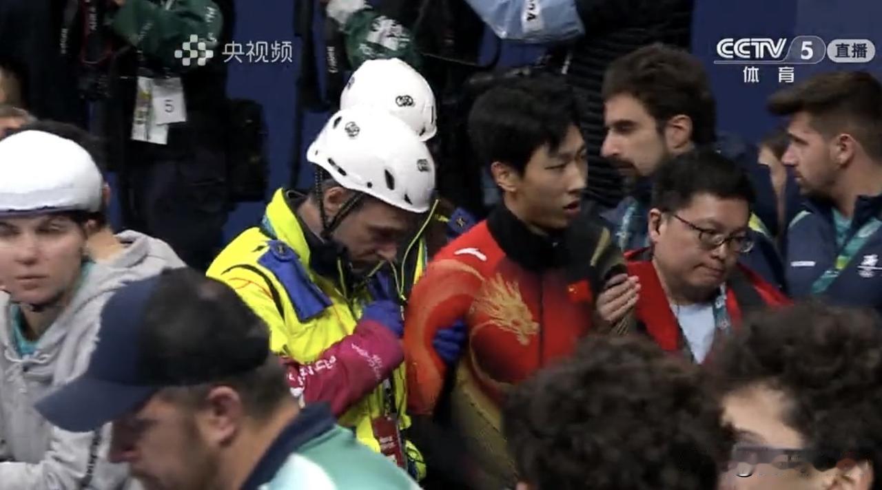痛心[哭哭][哭哭]孙龙赛后一瘸一拐地被搀扶离场！男子1500米决赛赛场上9名队