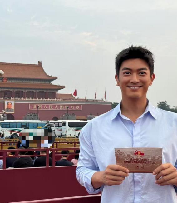 去现场观礼的明星吴千语和施伯雄现场观礼网友盘点到九三阅兵现场的明星：杜江、王