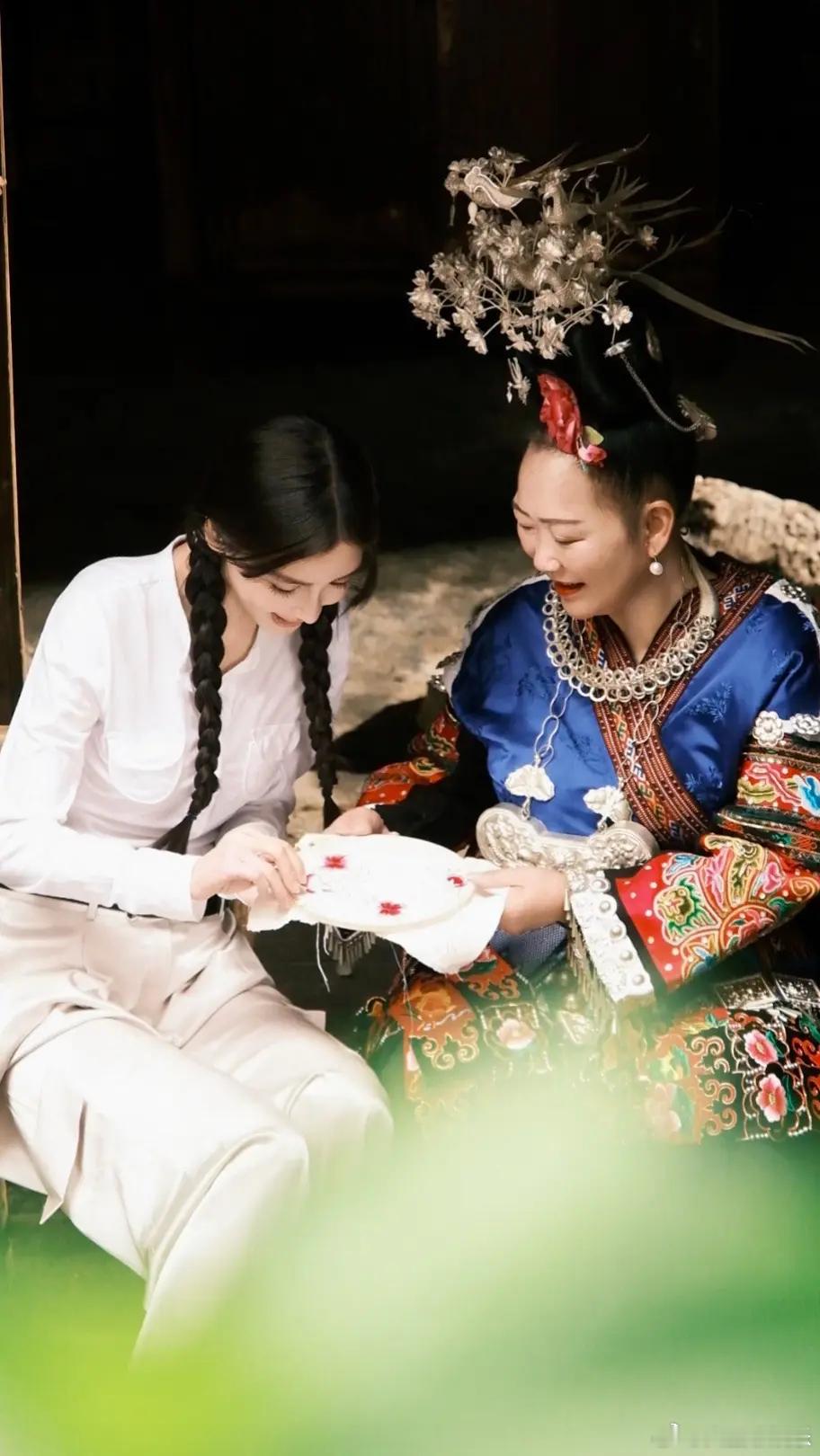 Angelababy羌族服饰路透穿羌族服的baby，美得让人词穷，这种美，民族风