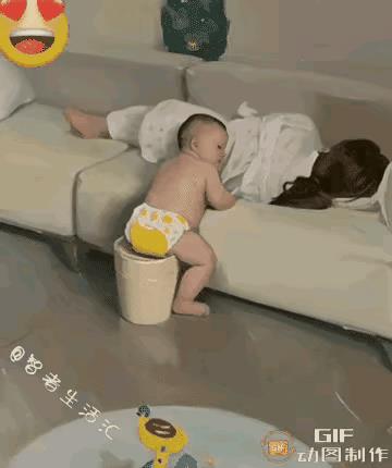 一个穿尿布包的小宝宝，却干出了一件令人震惊的举动，让网友直呼：“尿都把不住的年龄