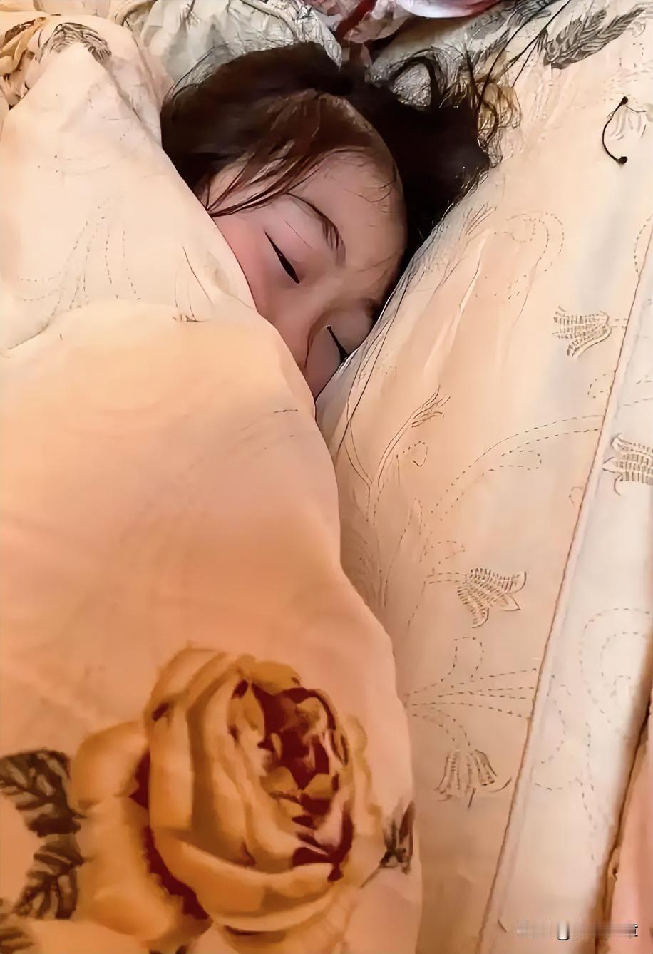 天津一女孩高考结束后在家连睡一天一夜，父母心惊胆战不敢打扰，直到次日清晨进屋，看