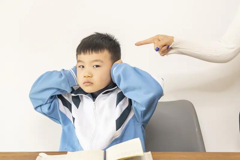 现在很多孩子不愿和父母沟通，父母要求太高太完美是一大原因。家长期望过高，对成绩或