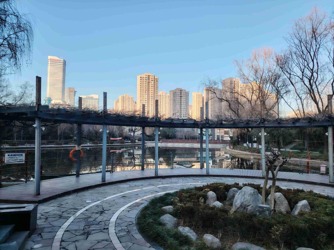 有一位学霸，在一所重点中学里成绩名列前茅。师生们都觉得他很有希望考上清华北大。然