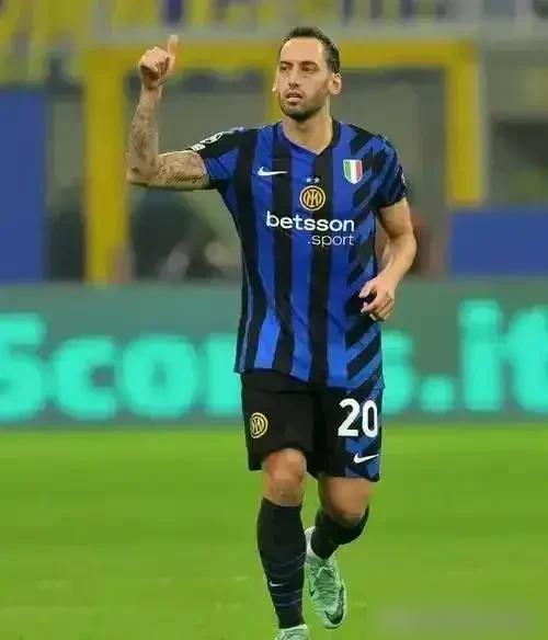 恰尔汗奥卢这事，彻底摆到台面上了。2021年零转会费从AC米兰转投国米，现在