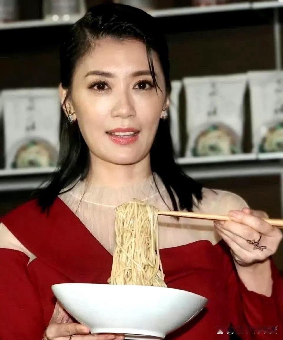 贾静雯连吃面都自带韵味，随性又温柔，一颦一笑都藏着岁月沉淀的温柔气质，越看越有味