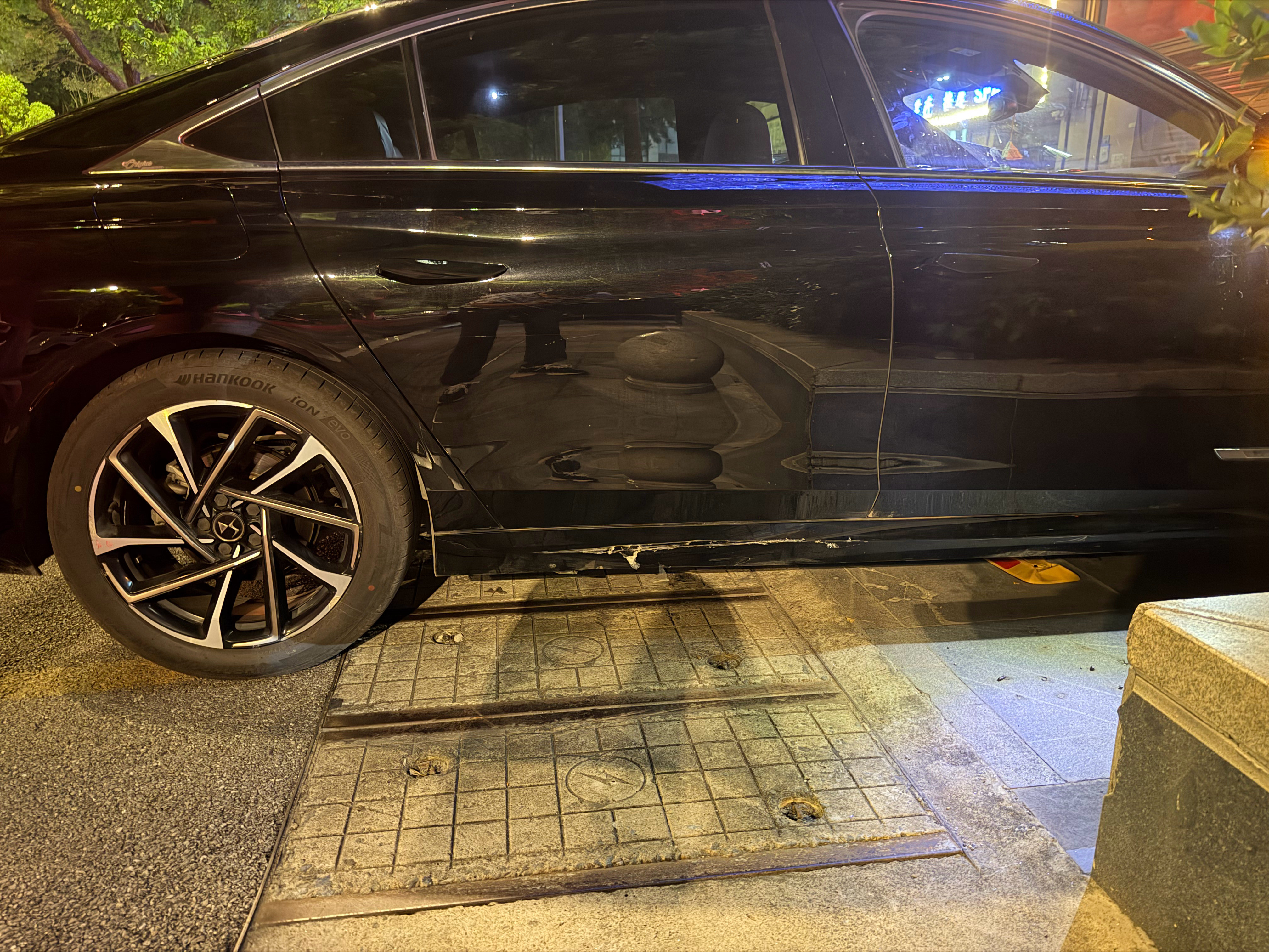 卧槽啊，开A100C成习惯，突然开3m轴距车，我他妈拐弯太早了，把我DS9蹭马