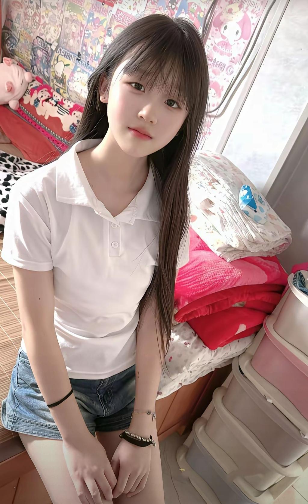 看着我的宝贝女儿，一天天悄然长大时光悄无声息地流淌，曾经那个总爱黏在我身边